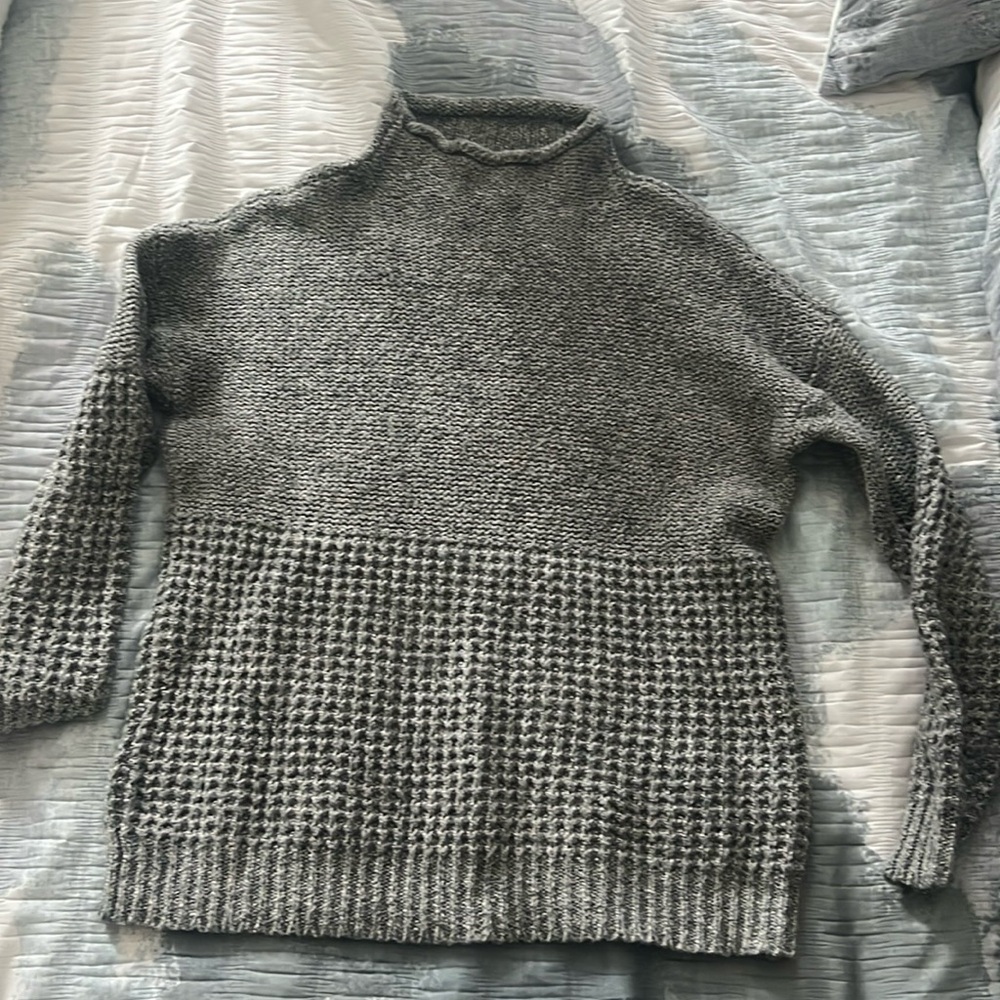 Women’s American eagle mock turtle neck sweater. Gray. Size small